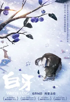 瀑布下的中年妇女